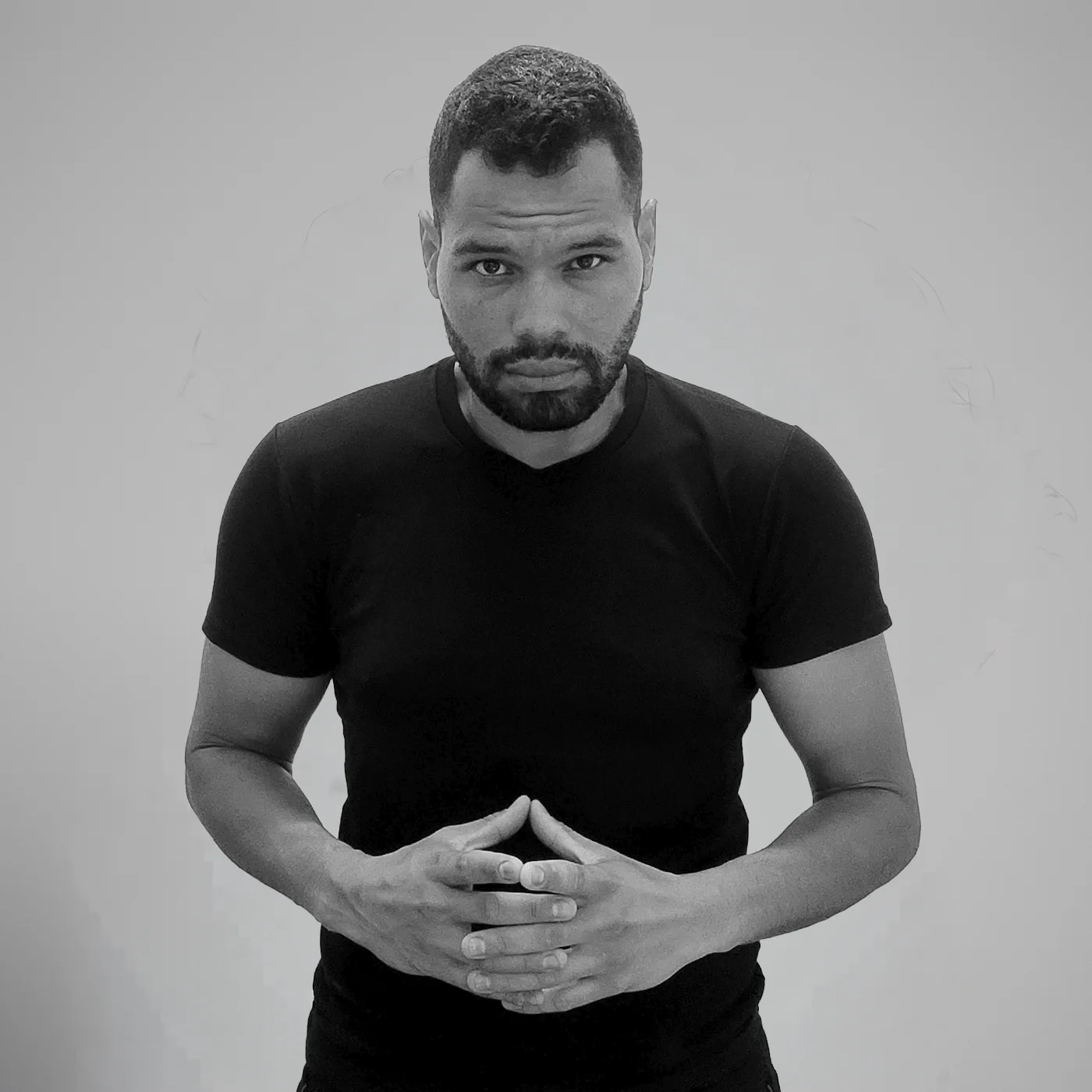 Foto de Hector Pantoja en escala de grises